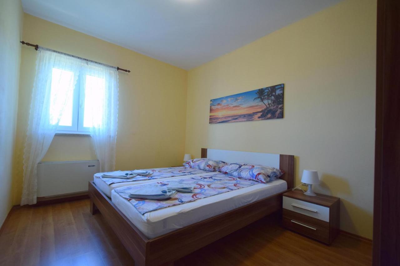Apartment Pampas Omisalj Exterior photo