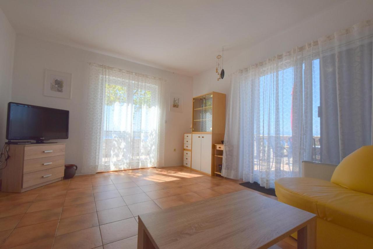 Apartment Pampas Omisalj Exterior photo